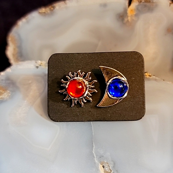 Post earrings/Sun & Moon - Picture 1 of 3